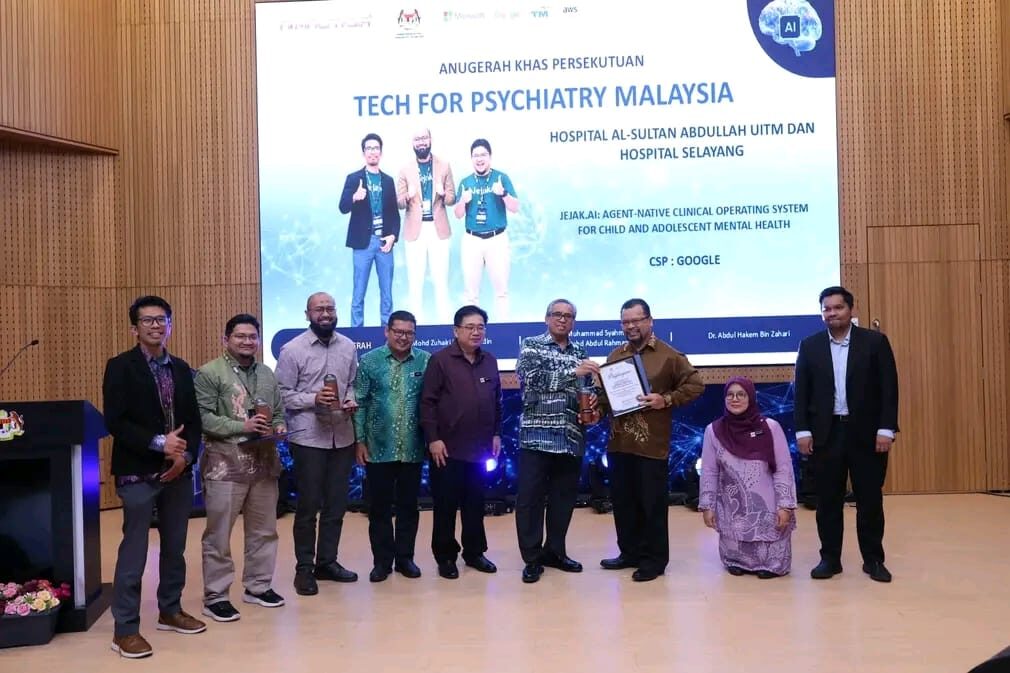 Penyampaian Anugerah Khas Persekutuan di pentas Public Sector AI Nexus Challenge 2026.
