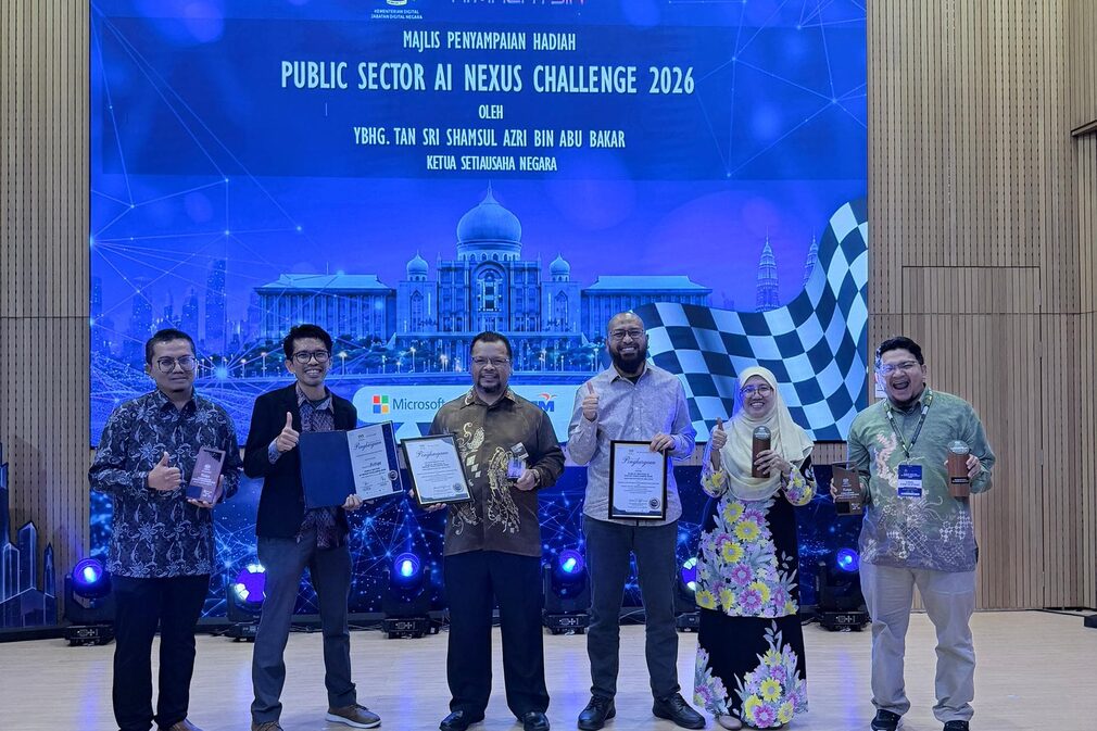 Pasukan Tech for Psychiatry Malaysia bersama pengarah dan pegawai Hospital Al-Sultan Abdullah UiTM di majlis penyampaian hadiah.