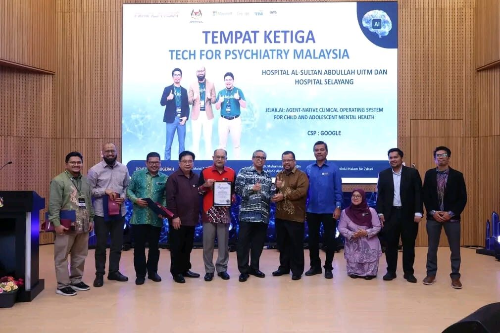 Penyampaian anugerah tempat ketiga di pentas Public Sector AI Nexus Challenge 2026.